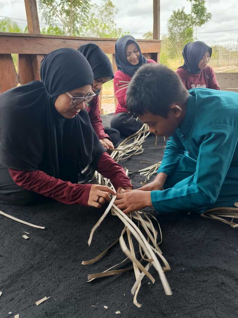Desa Wisata Kreatif Terong Belitung Mengenalkan pada wisatawan kearifan lokal menganyam dari daun lais. Cara warga desa mengisi waktu dengan berkualitas dengan tetap menghasilkan produk yang ramah lingkungan.