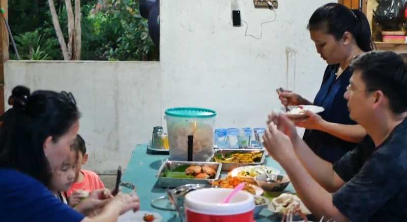 Desa Wisata Kreatif Terong Belitung Menikmati kuliner tradisional Belitung hasil masak sendiri dengan bahan dan rempah yang diambil langsung bersama warga lokal.