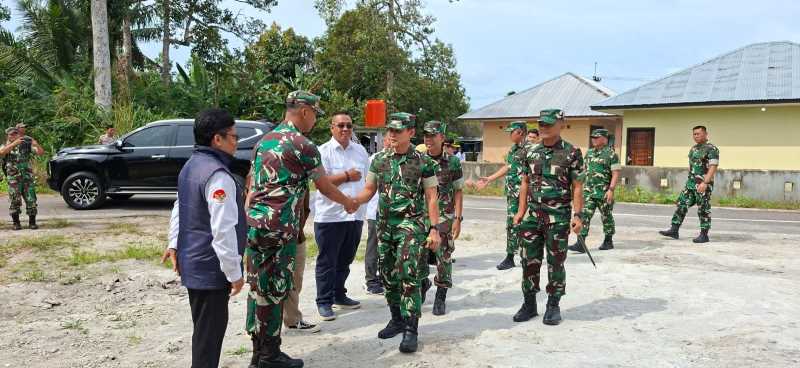 Penyambutan kedatangan Pangdam II/Sriwijaya di Desa Terong