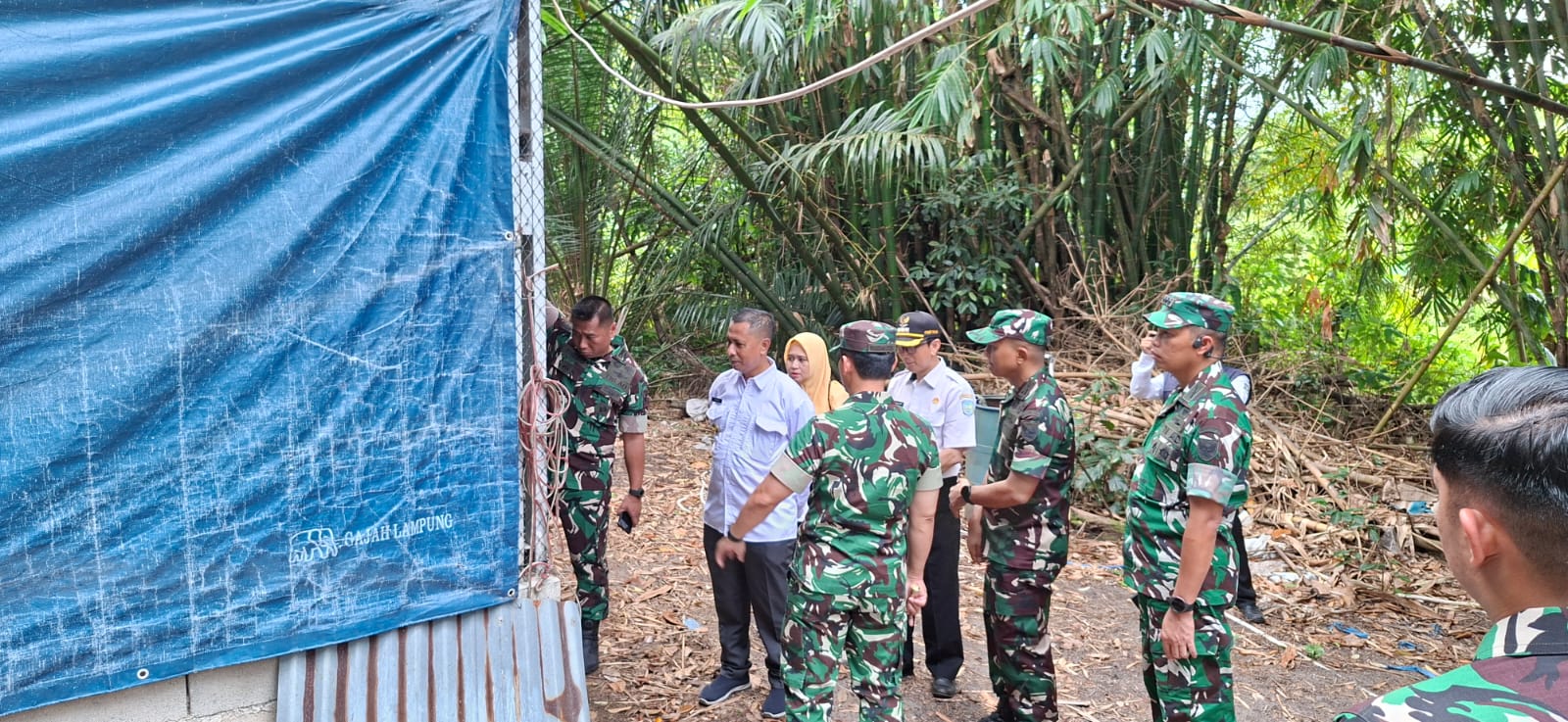 Meninjau kandang ternak ayam pedaging. Kepala Desa Terong, Camat Sijuk dan Kadin KUMKPTK bersama Pangdam II/Sriwijaya meninjau salah satu unit usaha BUMDes 