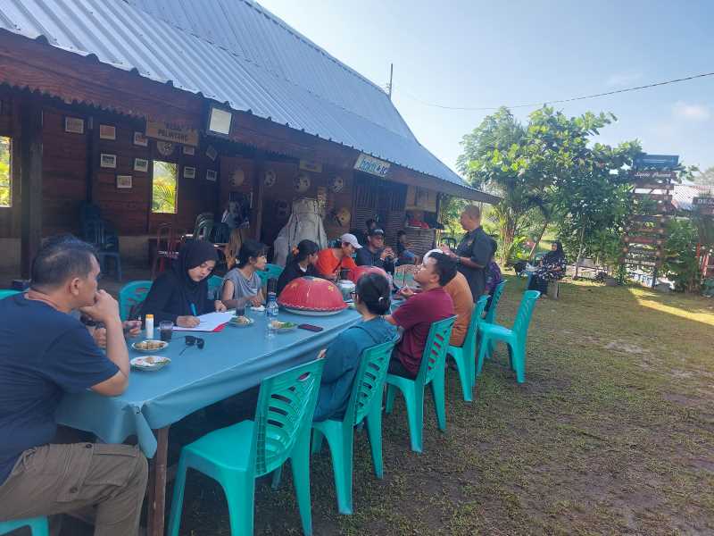 Suasana sarapan pagi rombongan wisatawan asal Jogjakarta setelah hiking dari Bukit Tebalu