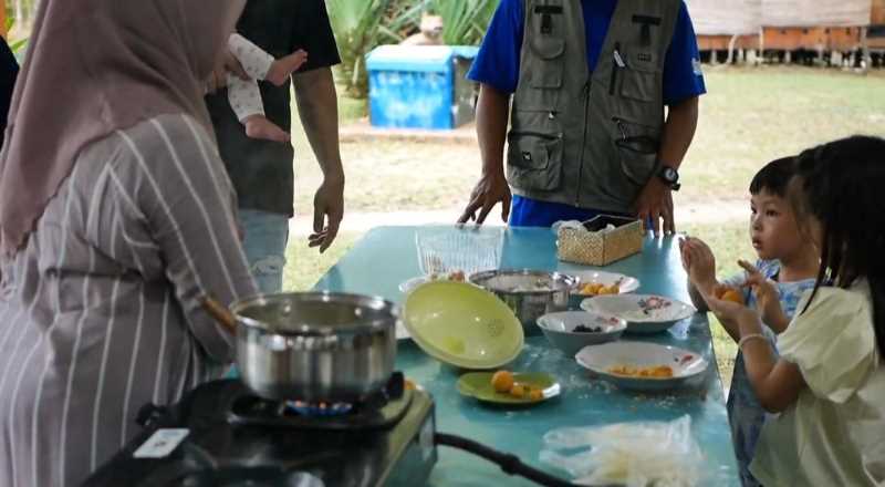 Bahkan anak-anak usia sekolahpun sangat bisa beraktifitas dengan warga lokal Desa Terong untuk membantu bikin kue tradisional