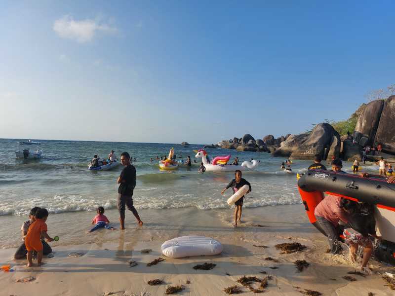 Pariwisata Belitung Dan Desa Wisata Belitung Mass tourism Pantai Tanjung Tinggi tetap menjadi favorite wisatawan lokal, nusantara dan mancanegara