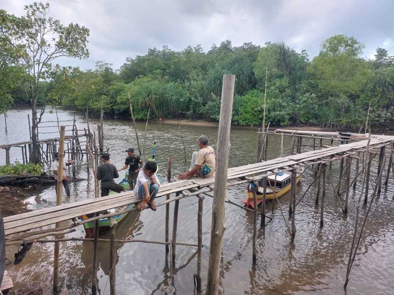 Keseharian nelayan dan warga Desa Terong saat air laut/sungai surut  memanfaatkannya untuk memperbaiki perahu atau pukat yang rusak sambil anak-anaknya bercengkerama dalam suasana desa yang bersahaja.