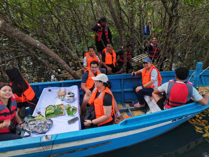 Desa Wisata Kreatif Terong Belitung Ngopi dan menikmati jajanan tradisional desa wisata diatas perahu dan dibawah rindangnya hutan mangrove. Wisata wellness yang nyata.