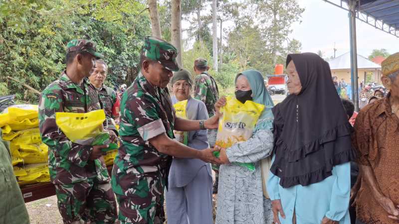 Pembagian beras gratis oleh Kasdim 0414 Belitung