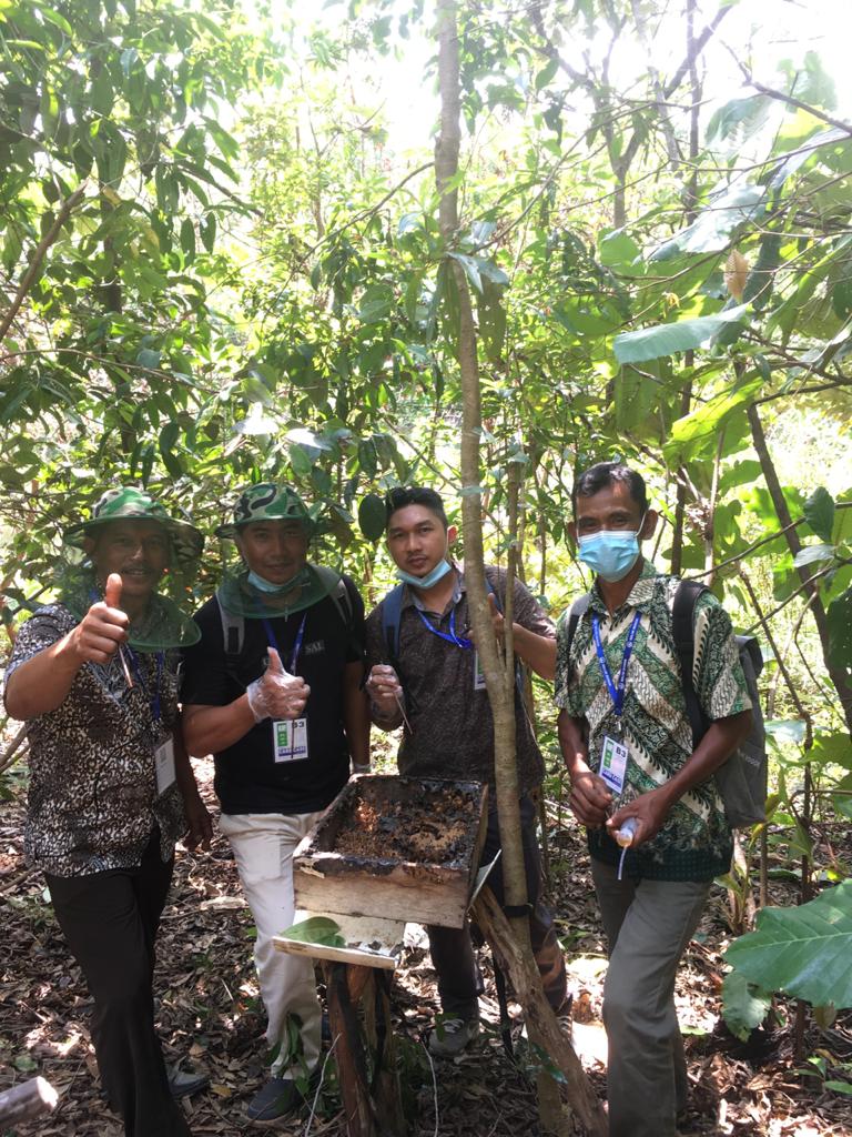 Foto bersama Narasumber saat berkunjung ke lokasi ternak Lebah Trigona Sp milik Bapak Saryadi