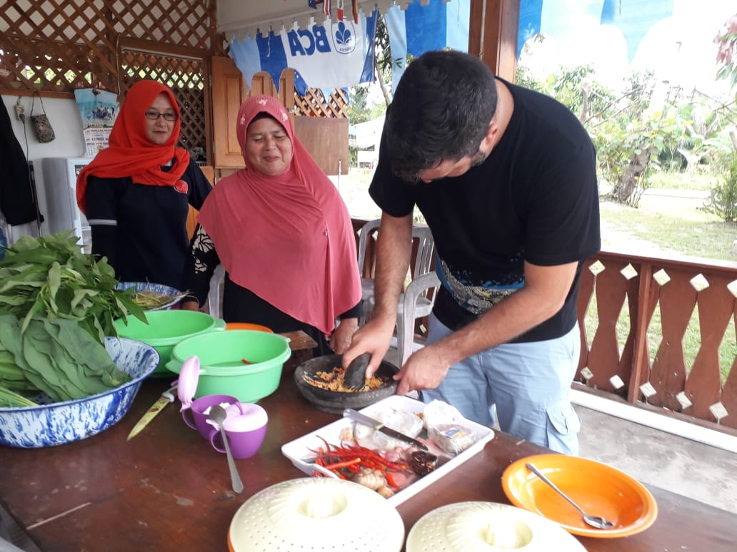 Aktifitas Wisatawan Asal Hongaria Belajar Masak Gangan Belitung