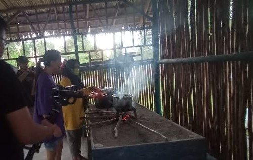 Proses masak secara tradisional dengan tetap menggunakan kayu bakar di dapur tradisional.