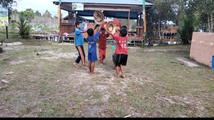 Anak-anak latihan tari Aik Taruk