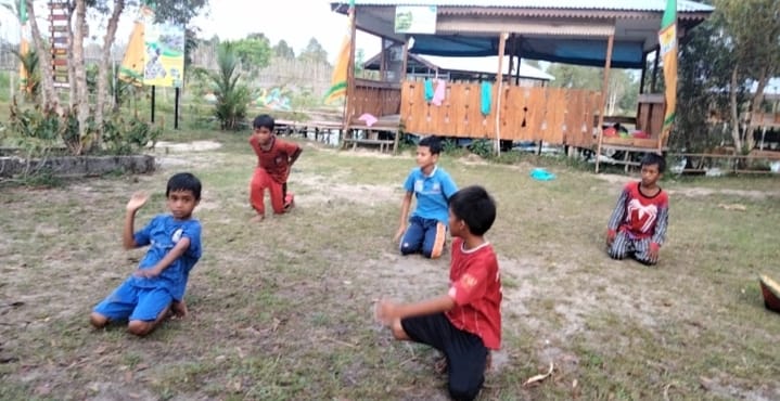 Anak-anak Desa Wisata Kreatif Terong latihan Tari Aik Taruk