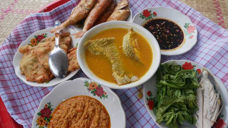 Menu makan bedulang adat Belitung