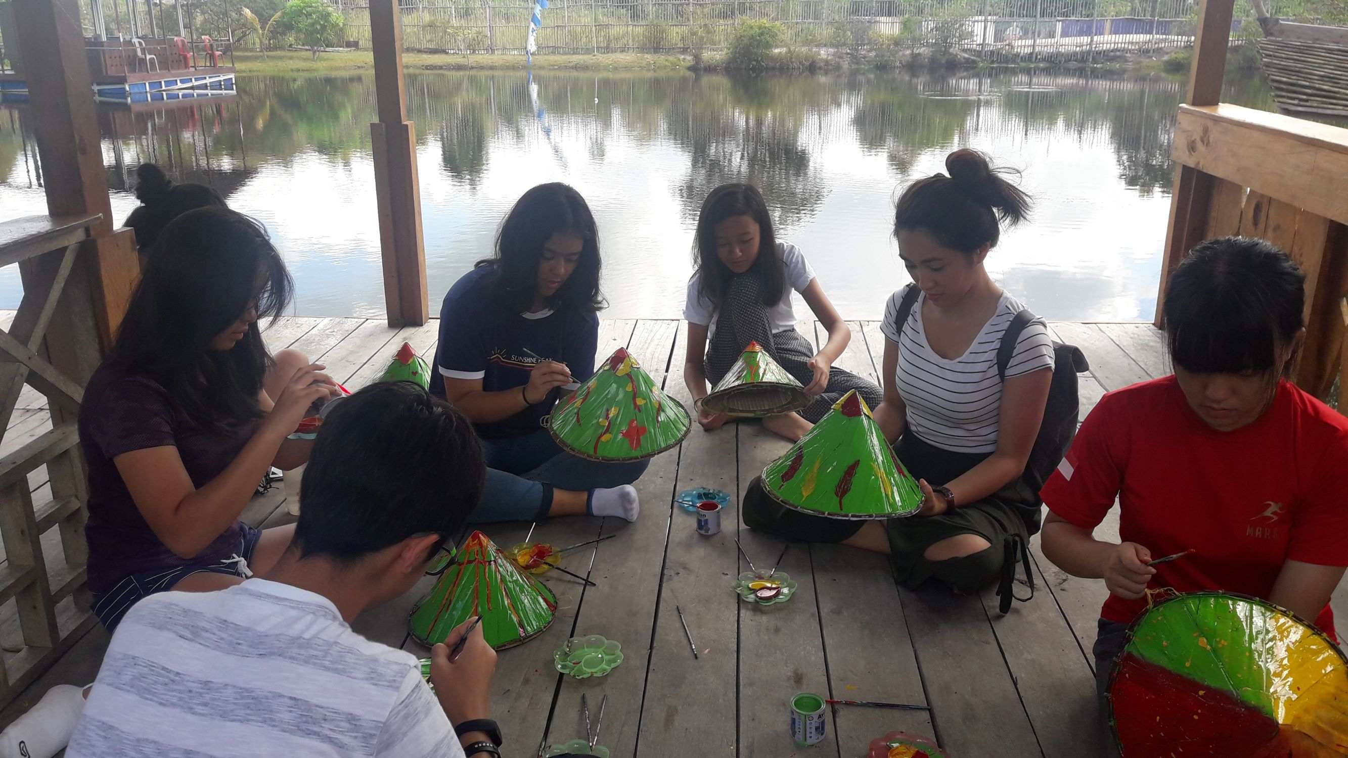 Paket Wisata Edukasi Belajar Melukis Caping title=