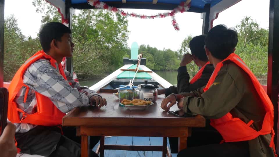 Paket wisata terbaru telusur mangrove dengan konsep sambil menikmati kuliner Belitung di atas perahu wisata.